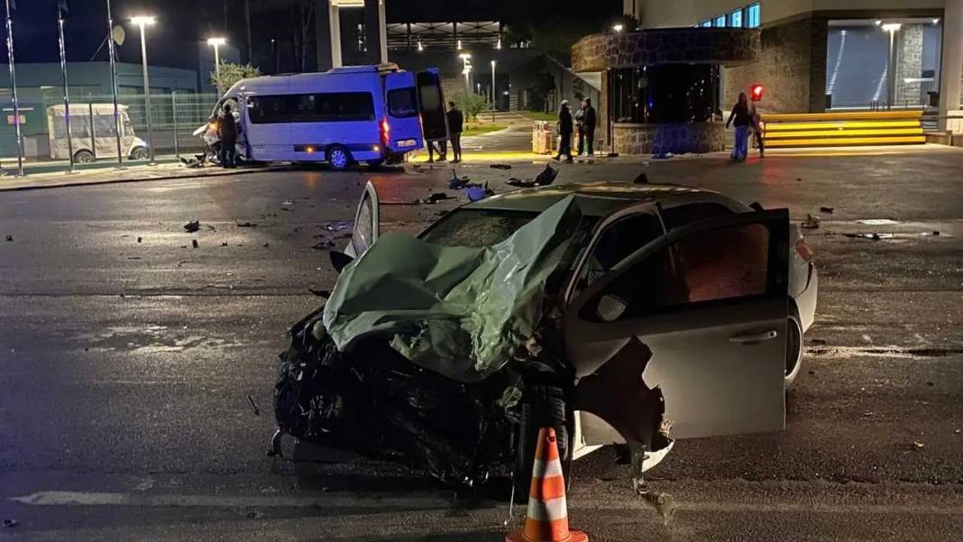 Serik’te Tur Minibüsüyle Otomobil Birbirine Girdi! 1’i Ağır 2 Yaralı 1